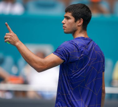 MIAMI GARDENS, FLORIDA - 3 APRIL 2022: İspanya 'dan profesyonel tenisçi Carlos Alcaraz, Miami' deki Hard Rock Stadyumu 'nda oynanan 2022 Miami Açık erkekler final maçında görev aldı.