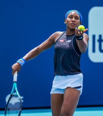 MIAMI GARDENS, FLORIDA - 1 APRIL 2022: ABD 'li profesyonel tenisçi Coco Gauff, Miami Gardens, Florida' daki Hard Rock Stadyumu 'nda oynanan 2022 Miami Açık yarı final bayanlar çiftler karşılaşmasında