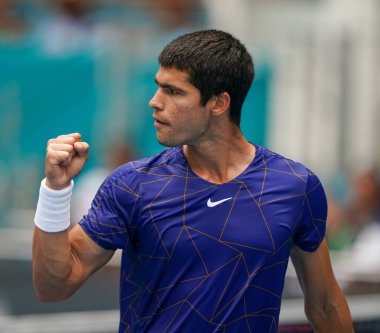 MIAMI GARDENS, FLORIDA - 3 APRIL 2022: İspanya 'dan profesyonel tenisçi Carlos Alcaraz, Miami' deki Hard Rock Stadyumu 'nda oynanan 2022 Miami Açık erkekler final maçında görev aldı.