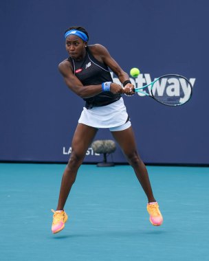 MIAMI GARDENS, FLORIDA - 1 APRIL 2022: ABD 'li profesyonel tenisçi Coco Gauff, Miami Gardens, Florida' daki Hard Rock Stadyumu 'nda oynanan 2022 Miami Açık yarı final bayanlar çiftler karşılaşmasında