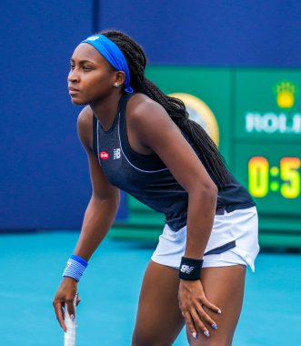 MIAMI GARDENS, FLORIDA - 1 APRIL 2022: ABD 'li profesyonel tenisçi Coco Gauff, Miami Gardens, Florida' daki Hard Rock Stadyumu 'nda oynanan 2022 Miami Açık yarı final bayanlar çiftler karşılaşmasında