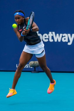 MIAMI GARDENS, FLORIDA - 1 APRIL 2022: ABD 'li profesyonel tenisçi Coco Gauff, Miami Gardens, Florida' daki Hard Rock Stadyumu 'nda oynanan 2022 Miami Açık yarı final bayanlar çiftler karşılaşmasında
