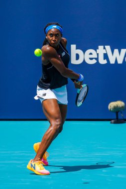 MIAMI GARDENS, FLORIDA - 1 APRIL 2022: ABD 'li profesyonel tenisçi Coco Gauff, Miami Gardens, Florida' daki Hard Rock Stadyumu 'nda oynanan 2022 Miami Açık yarı final bayanlar çiftler karşılaşmasında