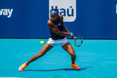 MIAMI GARDENS, FLORIDA - 1 APRIL 2022: ABD 'li profesyonel tenisçi Coco Gauff, Miami Gardens, Florida' daki Hard Rock Stadyumu 'nda oynanan 2022 Miami Açık yarı final bayanlar çiftler karşılaşmasında