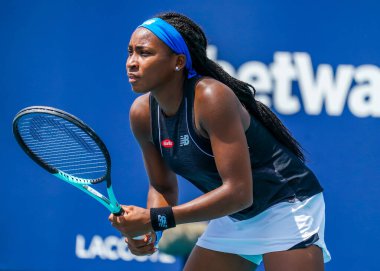 MIAMI GARDENS, FLORIDA - 1 APRIL 2022: ABD 'li profesyonel tenisçi Coco Gauff, Miami Gardens, Florida' daki Hard Rock Stadyumu 'nda oynanan 2022 Miami Açık yarı final bayanlar çiftler karşılaşmasında