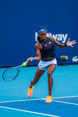 MIAMI GARDENS, FLORIDA - 1 APRIL 2022: ABD 'li profesyonel tenisçi Coco Gauff, Miami Gardens, Florida' daki Hard Rock Stadyumu 'nda oynanan 2022 Miami Açık yarı final bayanlar çiftler karşılaşmasında