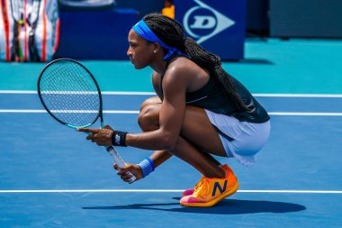 MIAMI GARDENS, FLORIDA - 1 APRIL 2022: ABD 'li profesyonel tenisçi Coco Gauff, Miami Gardens, Florida' daki Hard Rock Stadyumu 'nda oynanan 2022 Miami Açık yarı final bayanlar çiftler karşılaşmasında