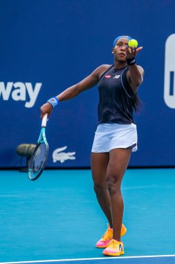 MIAMI GARDENS, FLORIDA - 1 APRIL 2022: ABD 'li profesyonel tenisçi Coco Gauff, Miami Gardens, Florida' daki Hard Rock Stadyumu 'nda oynanan 2022 Miami Açık yarı final bayanlar çiftler karşılaşmasında