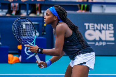 MIAMI GARDENS, FLORIDA - 1 APRIL 2022: ABD 'li profesyonel tenisçi Coco Gauff, Miami Gardens, Florida' daki Hard Rock Stadyumu 'nda oynanan 2022 Miami Açık yarı final bayanlar çiftler karşılaşmasında