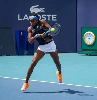 MIAMI GARDENS, FLORIDA - 1 APRIL 2022: ABD 'li profesyonel tenisçi Coco Gauff, Miami Gardens, Florida' daki Hard Rock Stadyumu 'nda oynanan 2022 Miami Açık yarı final bayanlar çiftler karşılaşmasında