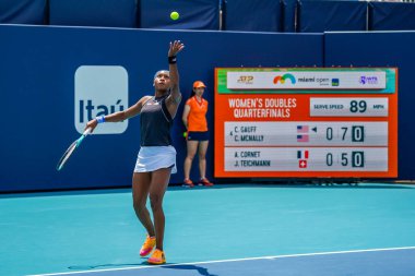 MIAMI GARDENS, FLORIDA - 1 APRIL 2022: ABD 'li profesyonel tenisçi Coco Gauff, Miami Gardens, Florida' daki Hard Rock Stadyumu 'nda oynanan 2022 Miami Açık yarı final bayanlar çiftler karşılaşmasında