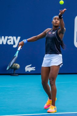 MIAMI GARDENS, FLORIDA - 1 APRIL 2022: ABD 'li profesyonel tenisçi Coco Gauff, Miami Gardens, Florida' daki Hard Rock Stadyumu 'nda oynanan 2022 Miami Açık yarı final bayanlar çiftler karşılaşmasında