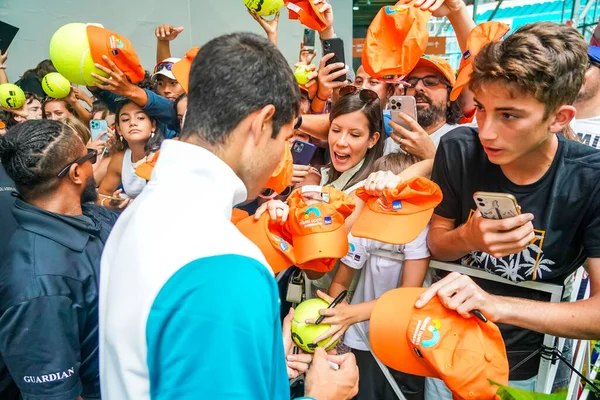 MIAMI GARDENS, FLORIDA - 3 APRIL 2022: Miami Open 2022 İspanya şampiyonu Carlos Alcaraz, Miami Gardens, Florida 'daki Hard Rock Stadyumu' nda oynadığı erkekler final maçı sonrasında imza dağıttı.
