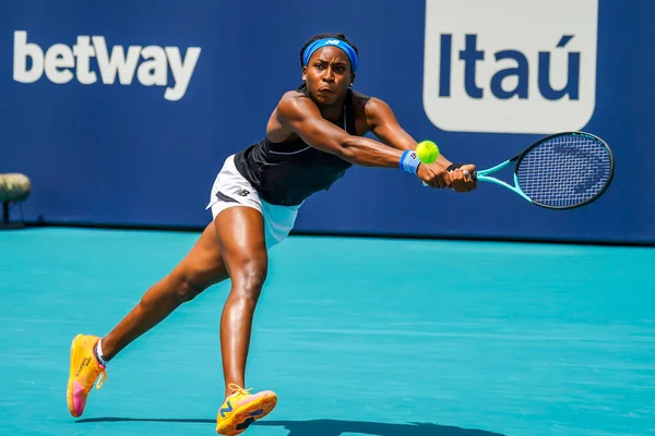 MIAMI GARDENS, FLORIDA - 1 APRIL 2022: ABD 'li profesyonel tenisçi Coco Gauff, Miami Gardens, Florida' daki Hard Rock Stadyumu 'nda oynanan 2022 Miami Açık yarı final bayanlar çiftler karşılaşmasında
