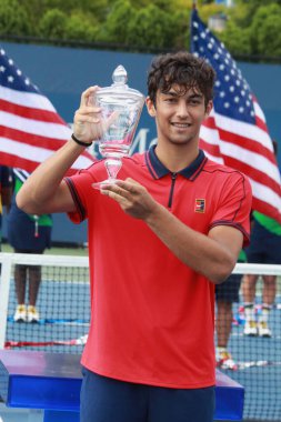 NEW YORK - 11 Eylül 2021 ABD Açık Erkekler şampiyonu Daniel Rincon, New York 'taki Billie Jean King Ulusal Tenis Merkezi' ndeki final maçından sonra İspanya kupası sunumunda