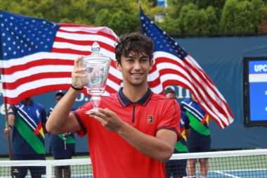 NEW YORK - 11 Eylül 2021 ABD Açık Erkekler şampiyonu Daniel Rincon, New York 'taki Billie Jean King Ulusal Tenis Merkezi' ndeki final maçından sonra İspanya kupası sunumunda