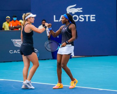 MIAMI GARDENS, FLORIDA - APRIL 1, 2022: ABD 'li tenisçiler Coco Gauff ve Caty McNally Miami' deki Hard Rock Stadyumu 'nda oynanan 2022 Miami Açık yarı final bayanlar çiftler karşılaşmasında