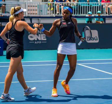 MIAMI GARDENS, FLORIDA - APRIL 1, 2022: ABD 'li tenisçiler Coco Gauff ve Caty McNally Miami' deki Hard Rock Stadyumu 'nda oynanan 2022 Miami Açık yarı final bayanlar çiftler karşılaşmasında