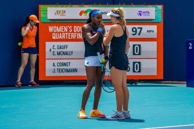 MIAMI GARDENS, FLORIDA - APRIL 1, 2022: ABD 'li tenisçiler Coco Gauff ve Caty McNally Miami' deki Hard Rock Stadyumu 'nda oynanan 2022 Miami Açık yarı final bayanlar çiftler karşılaşmasında