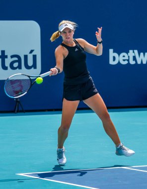 MIAMI GARDENS, FLORIDA - 1 APRIL 2022: ABD 'li profesyonel tenisçi Caty McNally Miami Gardens' taki Hard Rock Stadyumu 'nda oynanan 2022 Miami Açık yarı final bayanlar çiftler maçında görev başında