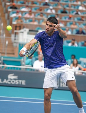 MIAMI GARDENS, FLORIDA - 3 APRIL 2022: İspanya 'dan profesyonel tenisçi Carlos Alcaraz, Miami' deki Hard Rock Stadyumu 'nda oynanan 2022 Miami Açık erkekler final maçında görev aldı.