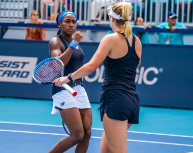 MIAMI GARDENS, FLORIDA - APRIL 1, 2022: ABD 'li tenisçiler Coco Gauff ve Caty McNally Miami' deki Hard Rock Stadyumu 'nda oynanan 2022 Miami Açık yarı final bayanlar çiftler karşılaşmasında