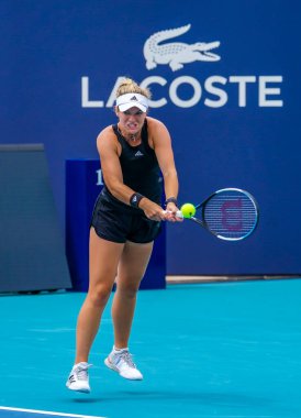 MIAMI GARDENS, FLORIDA - 1 APRIL 2022: ABD 'li profesyonel tenisçi Caty McNally Miami Gardens' taki Hard Rock Stadyumu 'nda oynanan 2022 Miami Açık yarı final bayanlar çiftler maçında görev başında