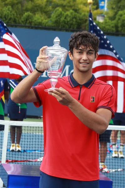 NEW YORK - 11 Eylül 2021 ABD Açık Erkekler şampiyonu Daniel Rincon, New York 'taki Billie Jean King Ulusal Tenis Merkezi' ndeki final maçından sonra İspanya kupası sunumunda