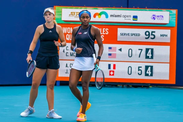 MIAMI GARDENS, FLORIDA - APRIL 1, 2022: ABD 'li tenisçiler Coco Gauff ve Caty McNally Miami' deki Hard Rock Stadyumu 'nda oynanan 2022 Miami Açık yarı final bayanlar çiftler karşılaşmasında