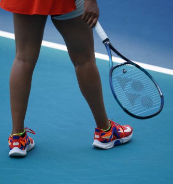 MIAMI GARDENS, FLORIDA - 2 APRIL 2022: Japonya Grand Slam Şampiyonu Naomi Osaka, Miami Gardens, Florida 'daki Hard Rock Stadyumu' nda oynanan 2022 Miami Açık final maçında özel Nike tenis ayakkabısı giyer.