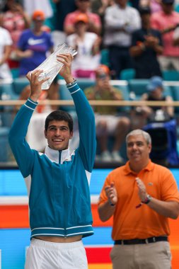 MIAMI GARDENS, FLORIDA - 3 APRIL 2022: Miami Açık 2022 İspanya Şampiyonu Carlos Alcaraz, Florida 'daki Hard Rock Stadyumu' nda Casper Ruud 'a karşı kazandığı galibiyet sonrasında