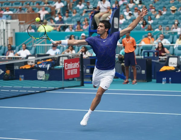 MIAMI GARDENS, FLORIDA - 3 APRIL 2022: İspanya 'dan profesyonel tenisçi Carlos Alcaraz, Miami' deki Hard Rock Stadyumu 'nda oynanan 2022 Miami Açık erkekler final maçında görev aldı.