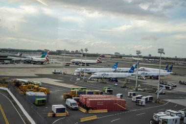 NEW YORK- 21 EPTEMBER 2021: JetBlue uçakları New York 'taki John F. Kennedy Uluslararası Havaalanı' nda pistte 
