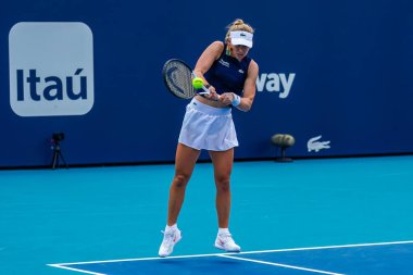 MIAMI GARDENS, FLORIDA - 30 Mart 2022: İsviçreli profesyonel tenisçi Jil Teichmann Miami Gardens 2022 Miami Açık Stadyumu 'nda oynanan çeyrek final bayanlar çiftler karşılaşmasında görev aldı