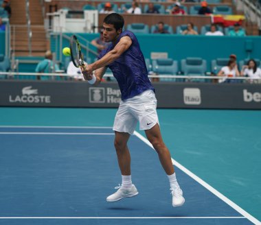 MIAMI GARDENS, FLORIDA - 3 APRIL 2022: İspanya 'dan profesyonel tenisçi Carlos Alcaraz, Miami' deki Hard Rock Stadyumu 'nda oynanan 2022 Miami Açık erkekler final maçında görev aldı.