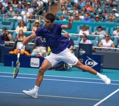 MIAMI GARDENS, FLORIDA - 3 APRIL 2022: İspanya 'dan profesyonel tenisçi Carlos Alcaraz, Miami' deki Hard Rock Stadyumu 'nda oynanan 2022 Miami Açık erkekler final maçında görev aldı.