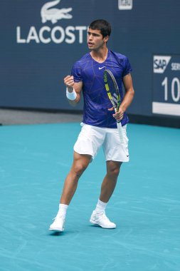 MIAMI GARDENS, FLORIDA - 3 APRIL 2022: İspanya 'dan profesyonel tenisçi Carlos Alcaraz, Miami' deki Hard Rock Stadyumu 'nda oynanan 2022 Miami Açık erkekler final maçında görev aldı.