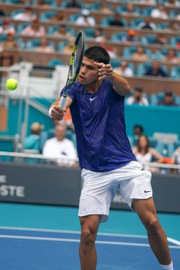 MIAMI GARDENS, FLORIDA - 3 APRIL 2022: İspanya 'dan profesyonel tenisçi Carlos Alcaraz, Miami' deki Hard Rock Stadyumu 'nda oynanan 2022 Miami Açık erkekler final maçında görev aldı.