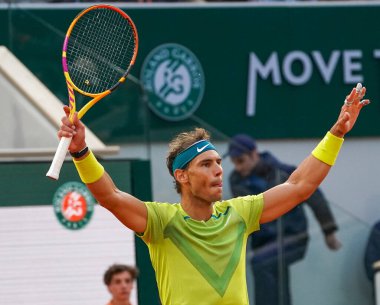 PARİS, FRANCE - 29 Mayıs 2022: İspanya Grand Slam şampiyonu Rafael Nadal, Fransa 'nın başkenti Paris' te oynanan Roland Garros 2022 'de oynanan 4.