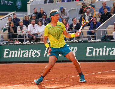 PARIS, FRANCE - 29 Mayıs 2022: İspanya Grand Slam şampiyonu Rafael Nadal Fransa 'nın başkenti Paris' te Roland Garros 2022 'de oynanan 4. tur karşılaşmasında