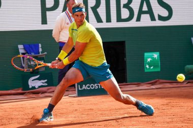 PARIS, FRANCE - 29 Mayıs 2022: İspanya Grand Slam şampiyonu Rafael Nadal Fransa 'nın başkenti Paris' te Roland Garros 2022 'de oynanan 4. tur karşılaşmasında