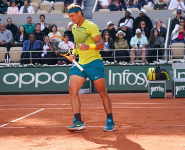 PARIS, FRANCE - 29 Mayıs 2022: İspanya Grand Slam şampiyonu Rafael Nadal Fransa 'nın başkenti Paris' te Roland Garros 2022 'de oynanan 4. tur karşılaşmasında