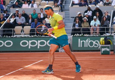 PARIS, FRANCE - 29 Mayıs 2022: İspanya Grand Slam şampiyonu Rafael Nadal Fransa 'nın başkenti Paris' te Roland Garros 2022 'de oynanan 4. tur karşılaşmasında