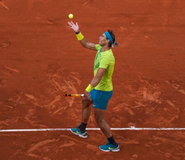 PARIS, FRANCE - 29 Mayıs 2022: İspanya Grand Slam şampiyonu Rafael Nadal Fransa 'nın başkenti Paris' te Roland Garros 2022 'de oynanan 4. tur karşılaşmasında