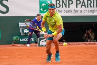 PARIS, FRANCE - 29 Mayıs 2022: İspanya Grand Slam şampiyonu Rafael Nadal Fransa 'nın başkenti Paris' te Roland Garros 2022 'de oynanan 4. tur karşılaşmasında