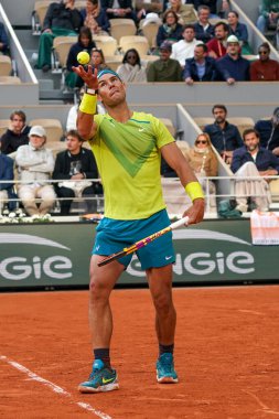 PARIS, FRANCE - 29 Mayıs 2022: İspanya Grand Slam şampiyonu Rafael Nadal Fransa 'nın başkenti Paris' te Roland Garros 2022 'de oynanan 4. tur karşılaşmasında