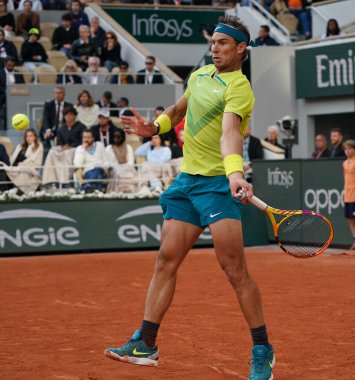 PARIS, FRANCE - 29 Mayıs 2022: İspanya Grand Slam şampiyonu Rafael Nadal Fransa 'nın başkenti Paris' te Roland Garros 2022 'de oynanan 4. tur karşılaşmasında