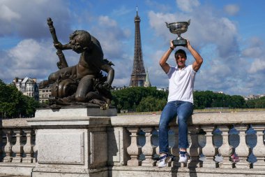 PARİS, FRANCE - 6 Haziran 2022: Roland Garros 2022 İspanya Şampiyonu Rafael Nadal Fransa 'nın başkenti Paris' teki Pont Alexandre III 'te poz verdi.