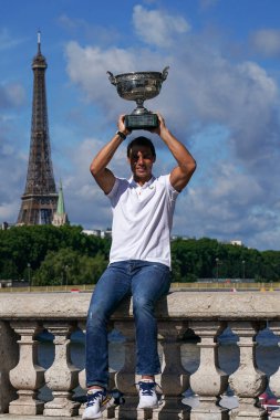 PARİS, FRANCE - 6 Haziran 2022: Roland Garros 2022 İspanya Şampiyonu Rafael Nadal Fransa 'nın başkenti Paris' teki Pont Alexandre III 'te poz verdi.