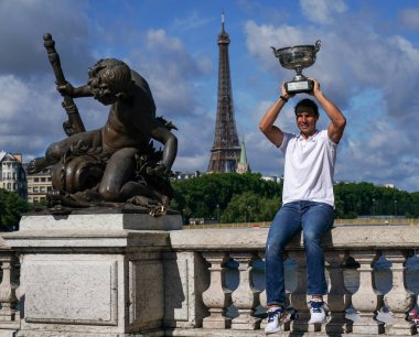 PARİS, FRANCE - 6 Haziran 2022: Roland Garros 2022 İspanya Şampiyonu Rafael Nadal Fransa 'nın başkenti Paris' teki Pont Alexandre III 'te poz verdi.